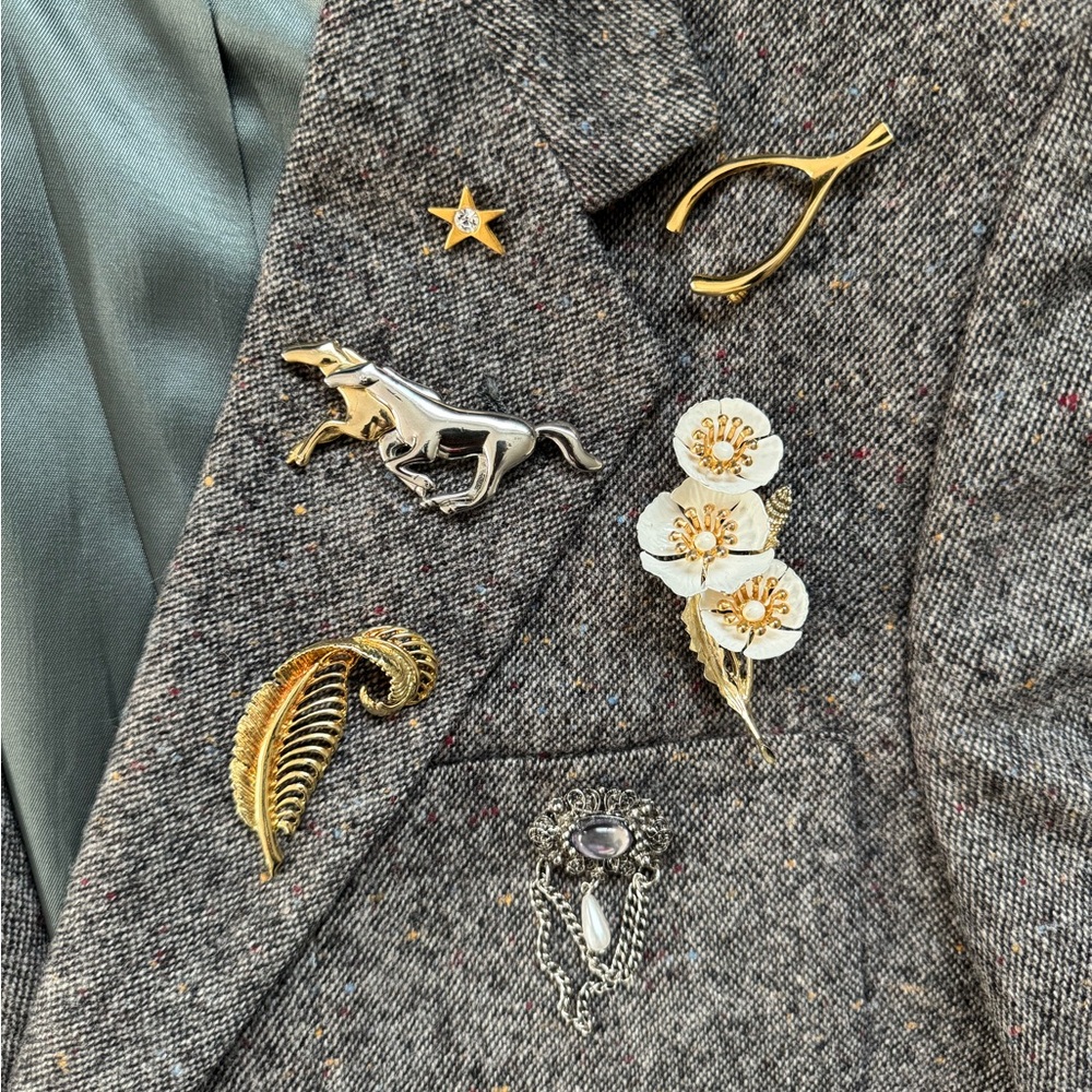 VINTAGE MEN’S GRAY TWEED BLAZER W/ VINTAGE BROOCHES “OFF TO THE RACES”
